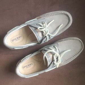 Great condition Sperry top sliders! Only worn once